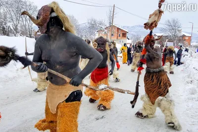 Волшебные образы: Выбери фото костюмов и загрузи в формате PNG.