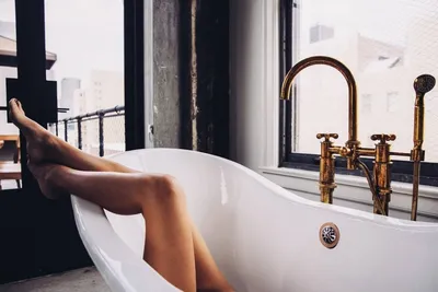 Фото красивых девушек в ванной - воплощение элегантности и стиля