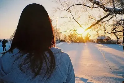 Зимние зарисовки: Девушки в спину