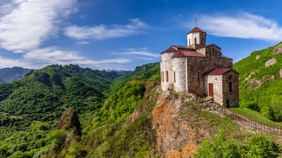 Красивый кавказский мужчина на фото со стильными аксессуарами