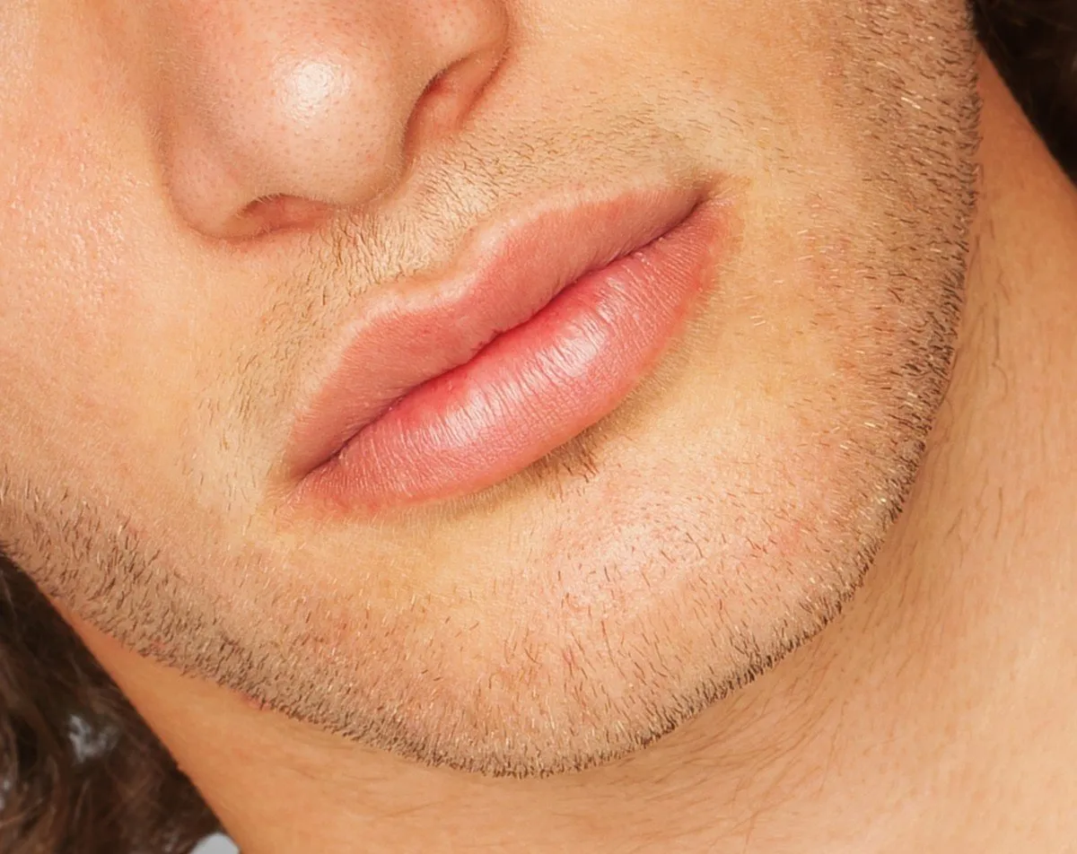 Фото парни крупно. Красивые мужские губы. Красивые губы у мужчин. Пухлые мужские губы. Чувственные мужские губы.