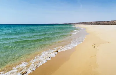 Фото с пляжем, окутанным теплыми солнечными лучами