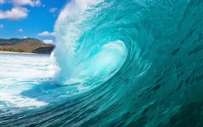 Картинка с красивым морским пейзажем и игрой света в воде