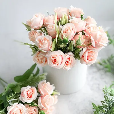 Фотка красивых розовых роз с пышными лепестками