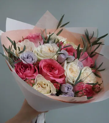 Изображение розовых роз, символизирующих любовь и романтику