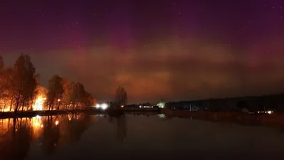 Огненные фотографии красивого северного сияния