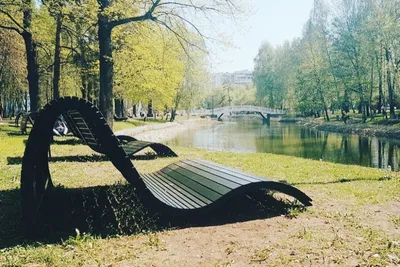 Фотографии элегантных деревянных скамеек с романтическим видом на природу