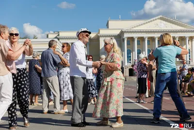 HD фотографии танцоров в движении: рисунки в высоком разрешении.