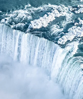 Завораживающая картинка захватывающего водопада в формате PNG