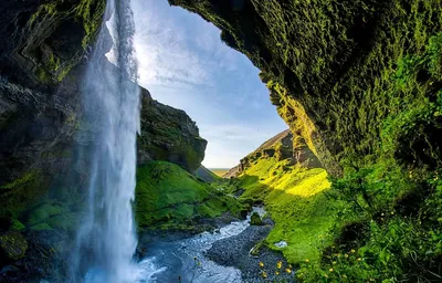 Изображение потрясающего водопада в формате WebP для вашего экрана