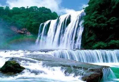 Уникальное изображение великолепного водопада в формате WebP для скачивания
