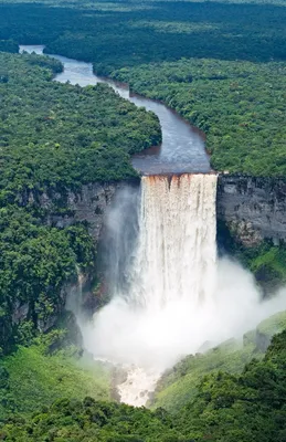 Восхитительная картинка захватывающего водопада в формате PNG