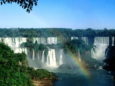 Впечатляющая картинка захватывающего водопада в формате PNG для вашего удовольствия