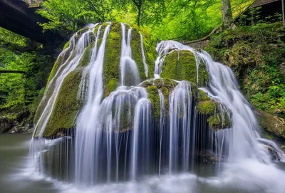 Фотография потрясающего водопада мира в формате JPG для сохранения на вашем устройстве