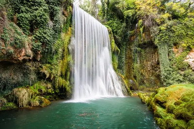 Фотография потрясающего водопада мира в формате JPG, пригодная для сохранения