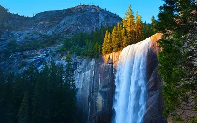 Фотография потрясающего водопада мира в формате JPG для сохранения и использования