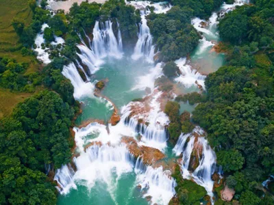 Вдохновляющая фотка захватывающего водопада в формате PNG