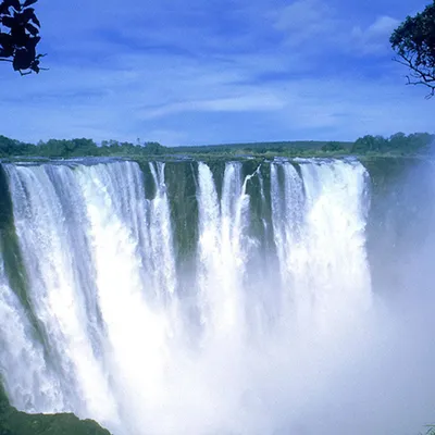 Фото красивого водопада мира в формате JPG для скачивания и использования в качестве фонового изображения