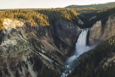 Фото красивого водопада мира в формате JPG для скачивания и использования в качестве обоев