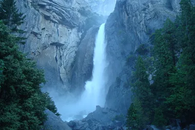 Восхитительная картинка захватывающего водопада в формате PNG для просмотра на вашем устройстве
