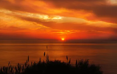 Фото на айфон: Феерический рассвет на море для iOS бесплатно