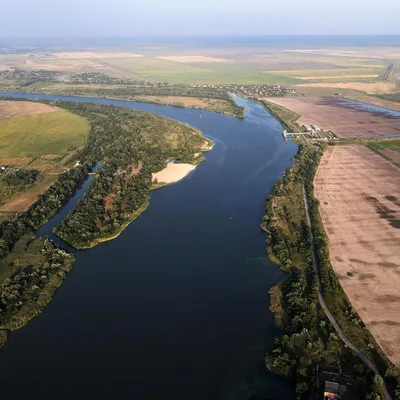 Скачать фото романтических домиков у живописной реки