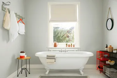 Фото ванной комнаты с полезной информацией о краске и ее преимуществах