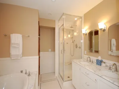 Фото ванной комнаты с использованием разных материалов