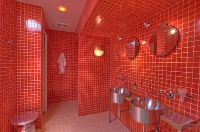 Эстетика ванной комнаты: Красная ванна в фокусе