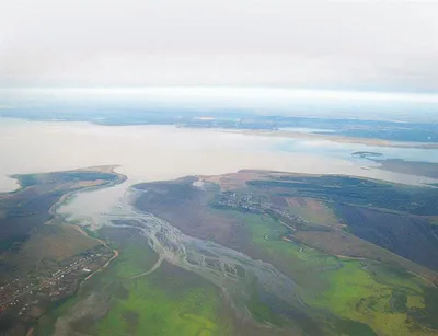 Отражение неба в голубой глади Краснодарского моря на фото