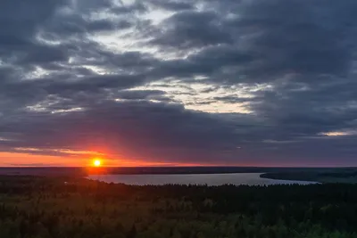 Красное озеро в объективе: красота, привлекающая взгляды