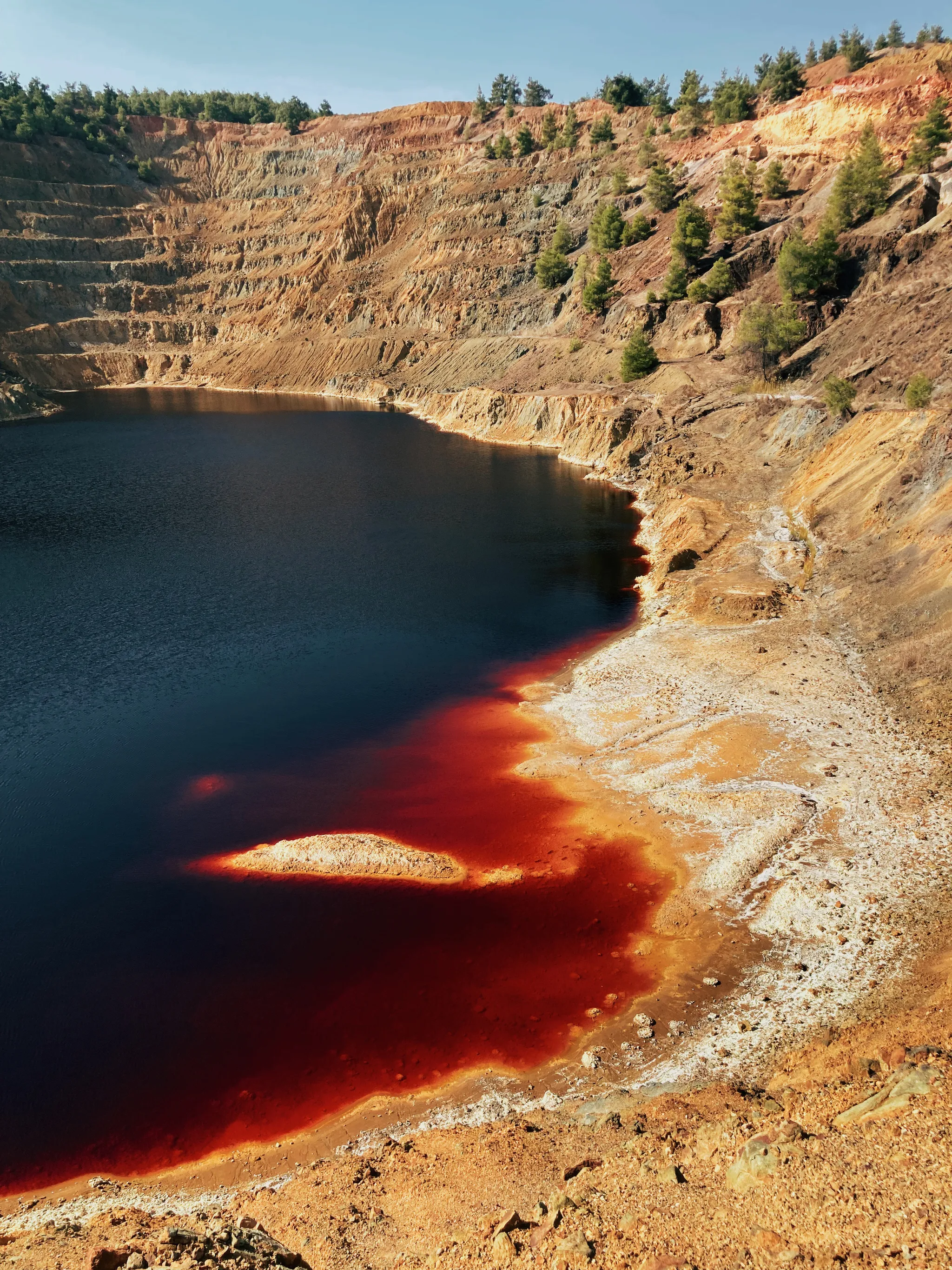 Сайт красное озеро курорт. Красное озеро Ленинградская область. Кроваво-красное озеро Лагуна-Колорадо. Кровавое озеро Кипр. Красное озеро Хакасия.