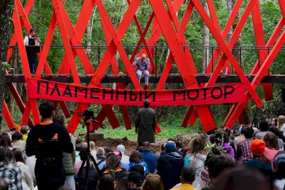 Энергия в красном: фотографии, передающие атмосферу Красного леса