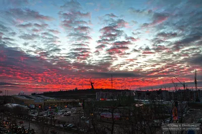 Художественное отражение красного заката на фото