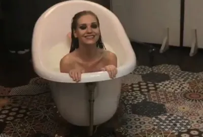 Кристина Асмус в ванной: изображение в формате Full HD