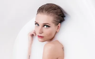 Кристина Асмус в ванной: красота и элегантность в каждом кадре
