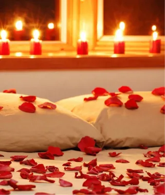 Кровать с лепестками роз: потрясающее изображение в наилучшем качестве