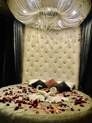 Кровать с лепестками роз: стильное изображение для вашего выбора