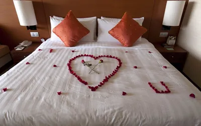 Роскошная кровать с лепестками роз: фото в формате png
