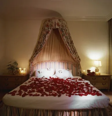 Кровать с лепестками роз: впечатляющее изображение в формате webp