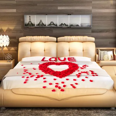 Кровать с лепестками роз: великолепное изображение в формате webp