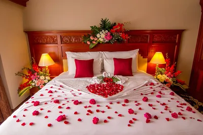 Кровать с лепестками роз: изысканное изображение для вашего выбора