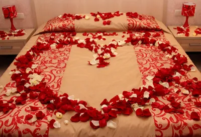 Кровать с лепестками роз: прекрасное фото в формате jpg