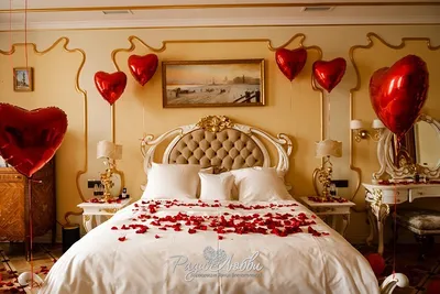 Кровать с лепестками роз: фотография, передающая элегантность и романтику