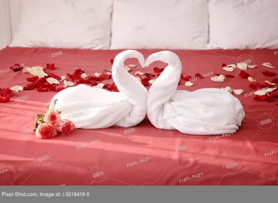 Кровать с лепестками роз: привлекательная картинка в наилучшем качестве