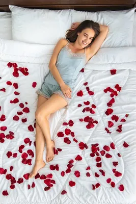 Очаровательная кровать с лепестками роз: фотография в высоком разрешении