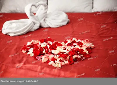 Кровать с лепестками роз: привлекательное фото в формате jpg