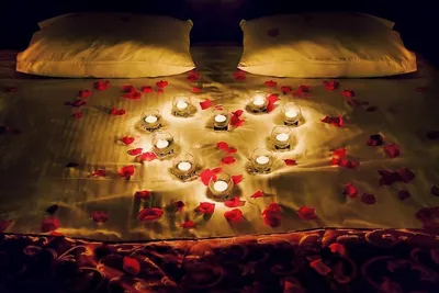 Кровать с лепестками роз: красивая картинка для скачивания