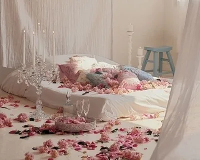 Шикарная кровать с лепестками роз: уникальное фото в формате jpg
