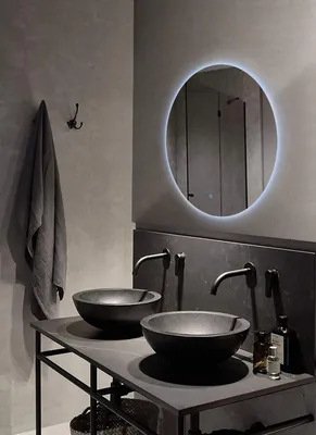Идеи дизайна: круглое зеркало в ванной на фото